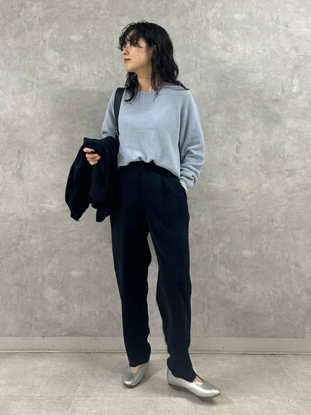 ブルー系のその他パンツ、シルバー系のパンプス、ブラック系のショルダーバッグを着用したレディースの冬コーディネートの4枚目の写真