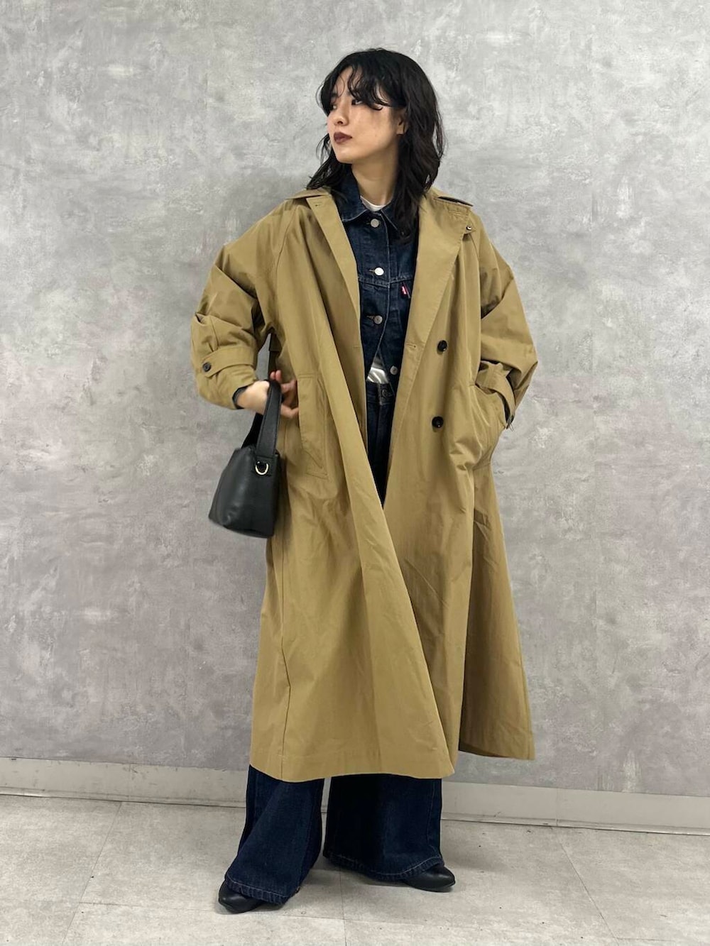 ブルー系のデニムジャケット、ホワイト系のTシャツ/カットソー、ベージュ系のその他アウターを着用したレディースの冬コーディネートの5枚目の写真