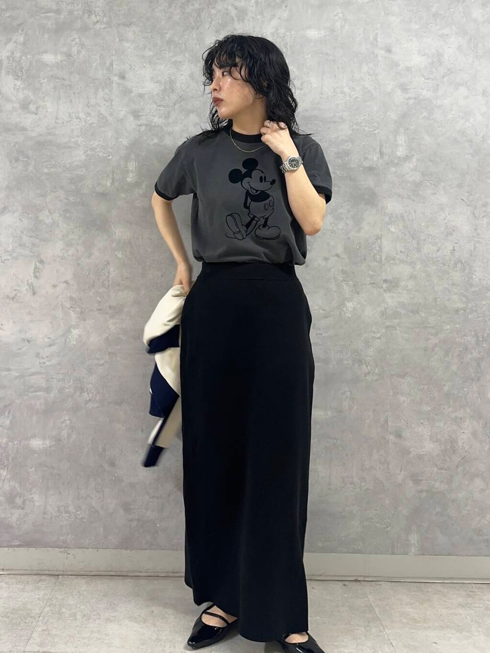 ブラック系のTシャツ/カットソー、ブラック系のスカート、ホワイト系のその他アウターを着用したレディースの春コーディネートの4枚目の写真