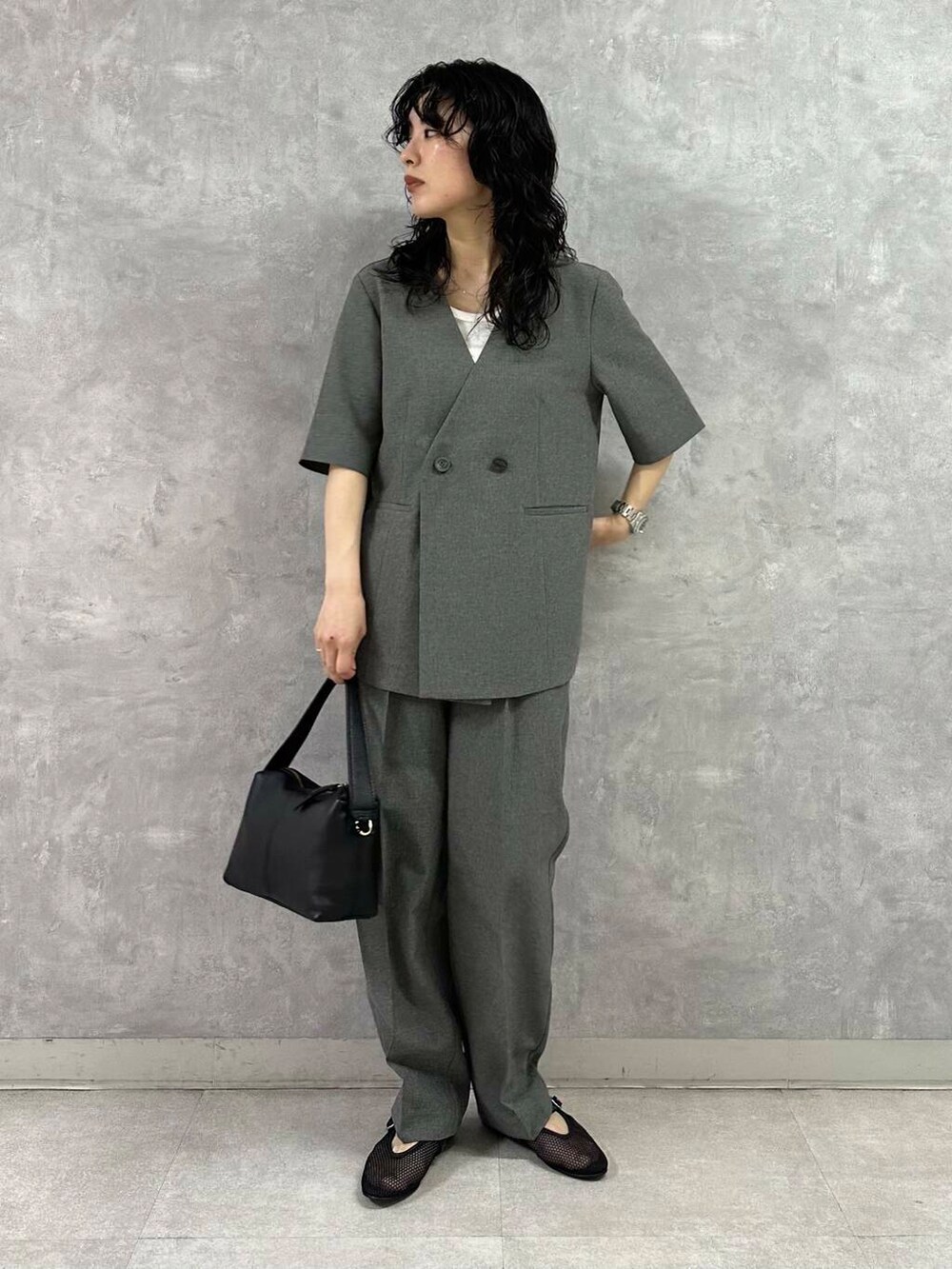 ホワイト系のタンクトップ、グレー系のその他パンツ、グレー系のその他アウターを着用したレディースの夏コーディネートの2枚目の写真
