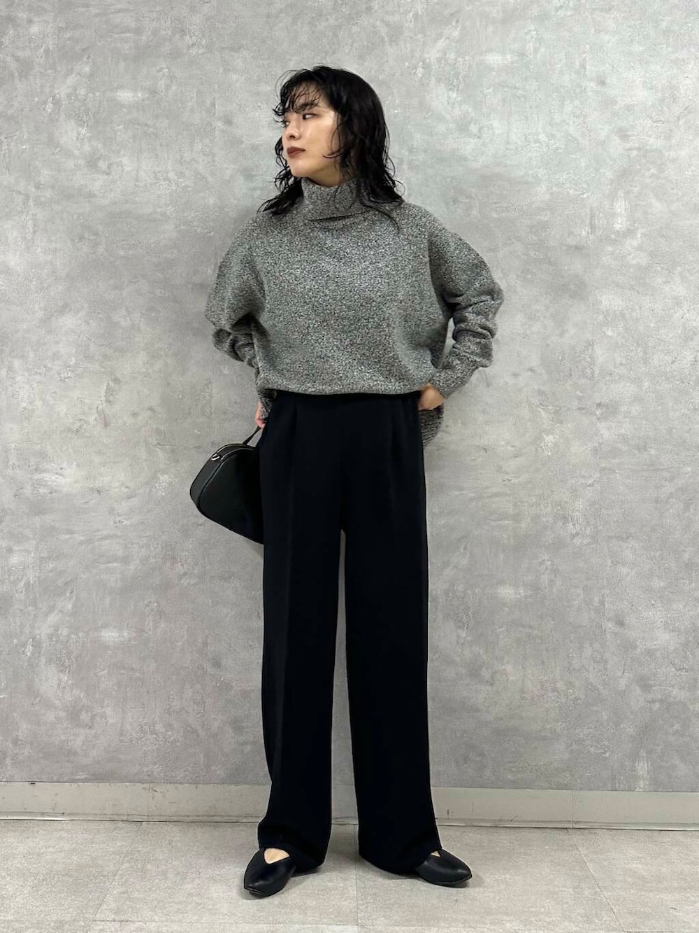 グレー系のその他アウター、ブラック系のニット/セーター、ブラック系のショルダーバッグを着用したレディースの冬コーディネートの5枚目の写真