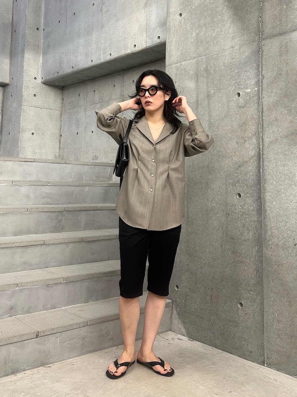ブラック系のその他パンツ、ベージュ系のシャツ/ブラウスを着用したレディースの春コーディネートの2枚目の写真