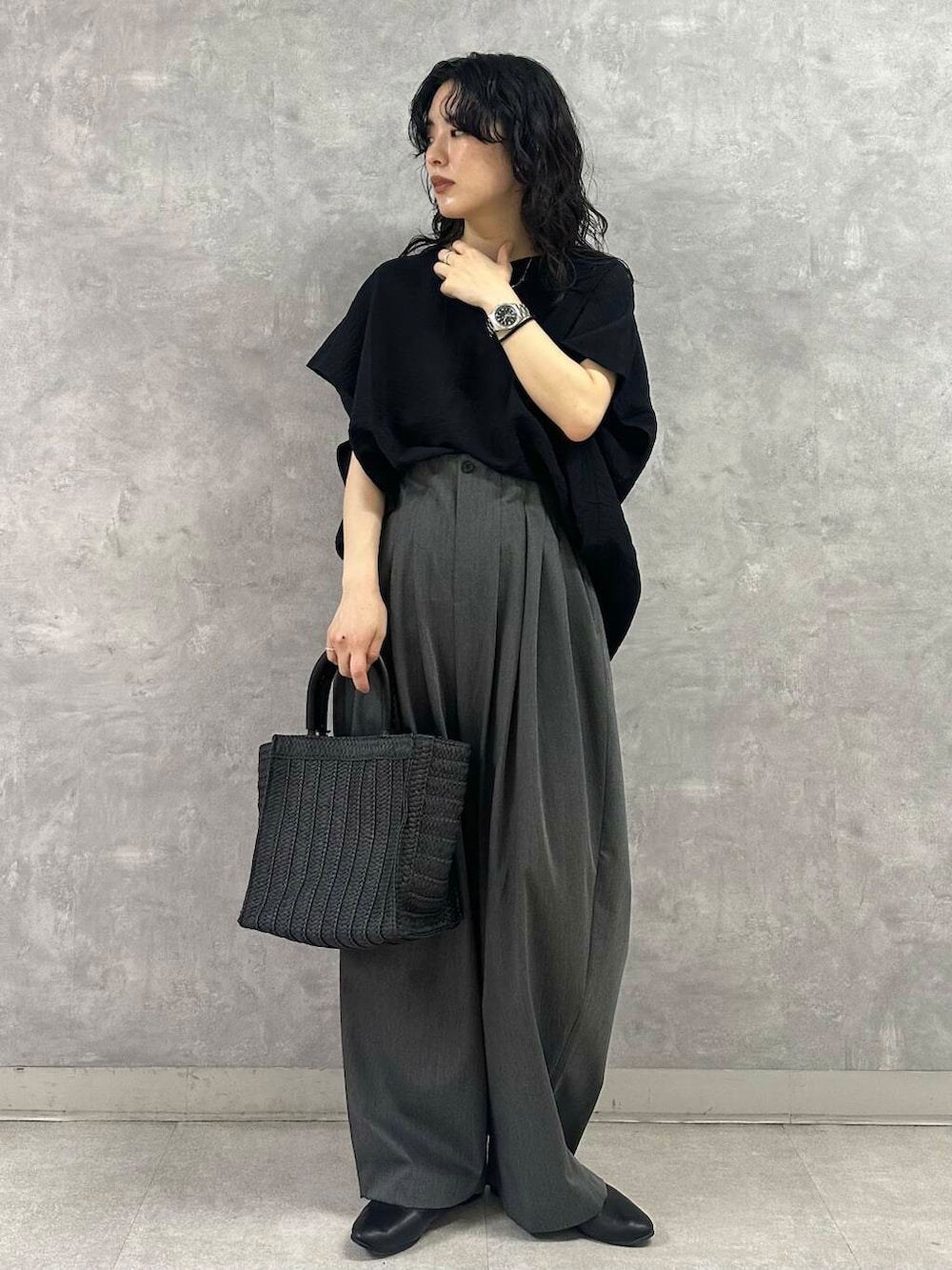 ブラック系のパンプス、ブラック系のハンドバッグ、ブルー系のシャツ/ブラウスを着用したレディースの夏コーディネートの4枚目の写真