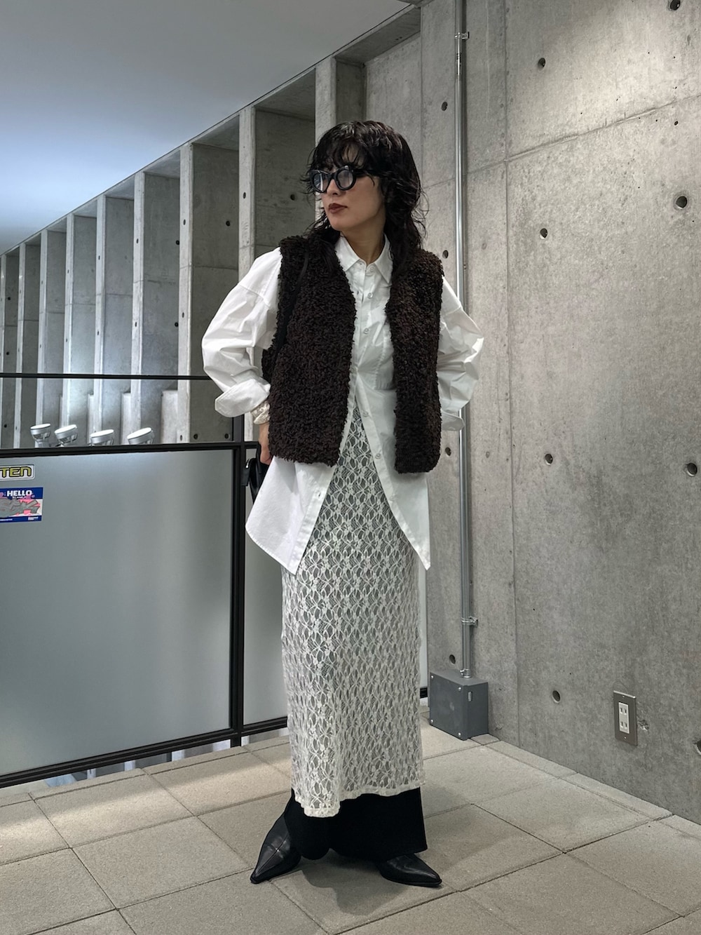 ホワイト系のワンピース、ブラック系のその他パンツ、ブラウン系のベストを着用したレディースの夏コーディネートの6枚目の写真