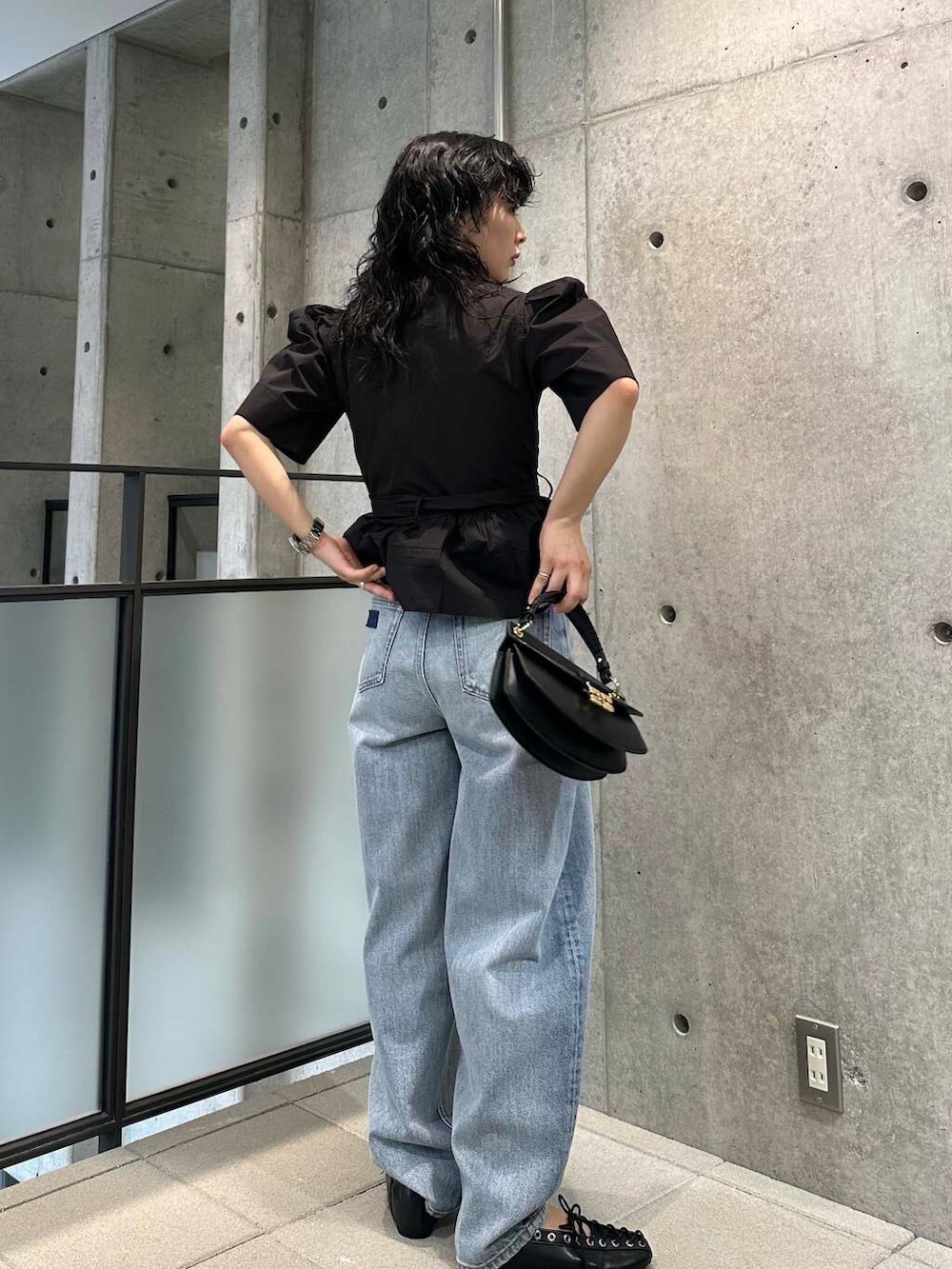 ブラック系のTシャツ/カットソー、ブラック系のバレエシューズ、ブラック系のシャツ/ブラウスを着用したレディースの夏コーディネートの4枚目の写真