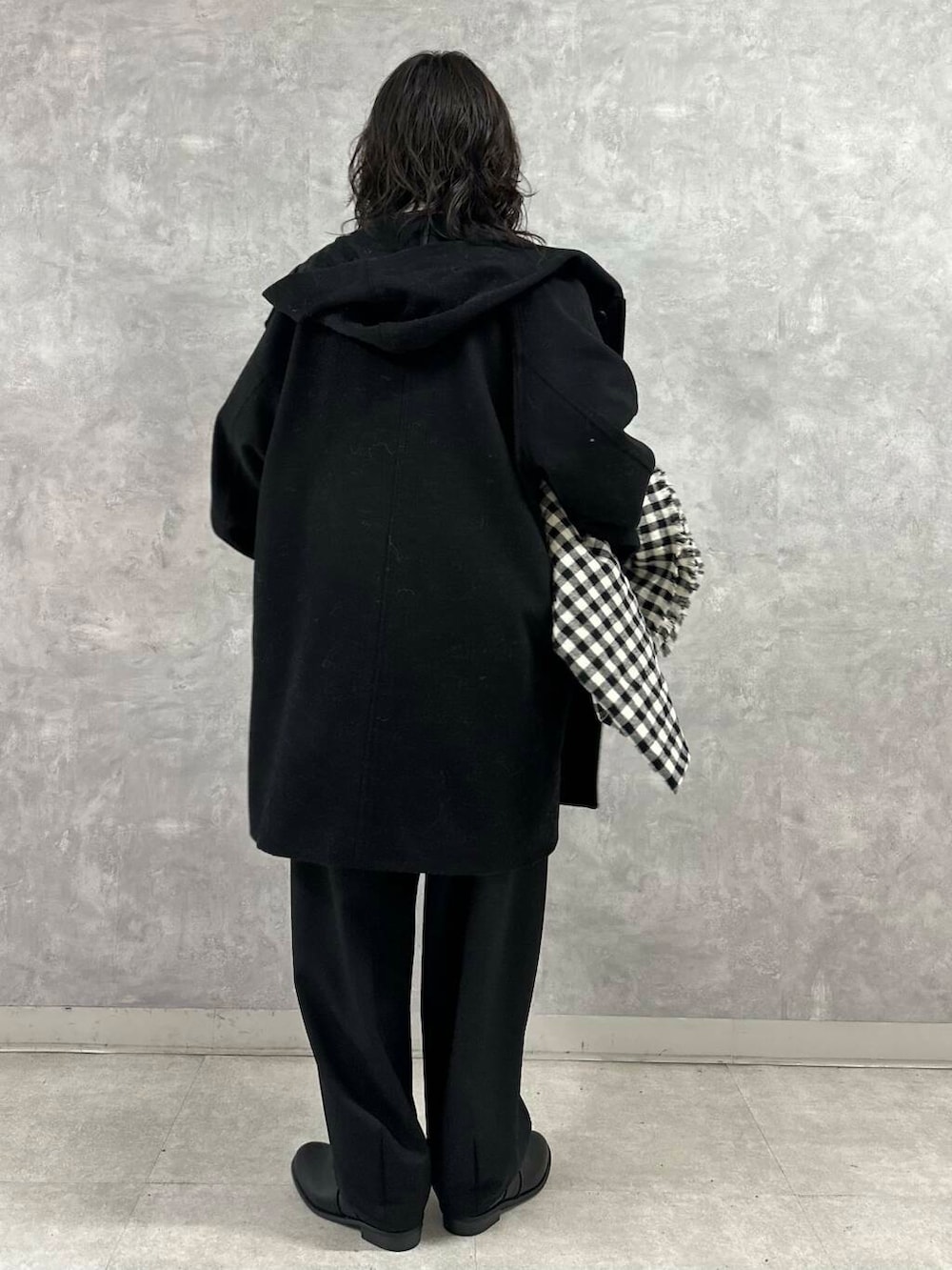 ホワイト系のTシャツ/カットソー、ブラック系のその他パンツ、ブラック系のその他アウターを着用したレディースの冬コーディネートの4枚目の写真