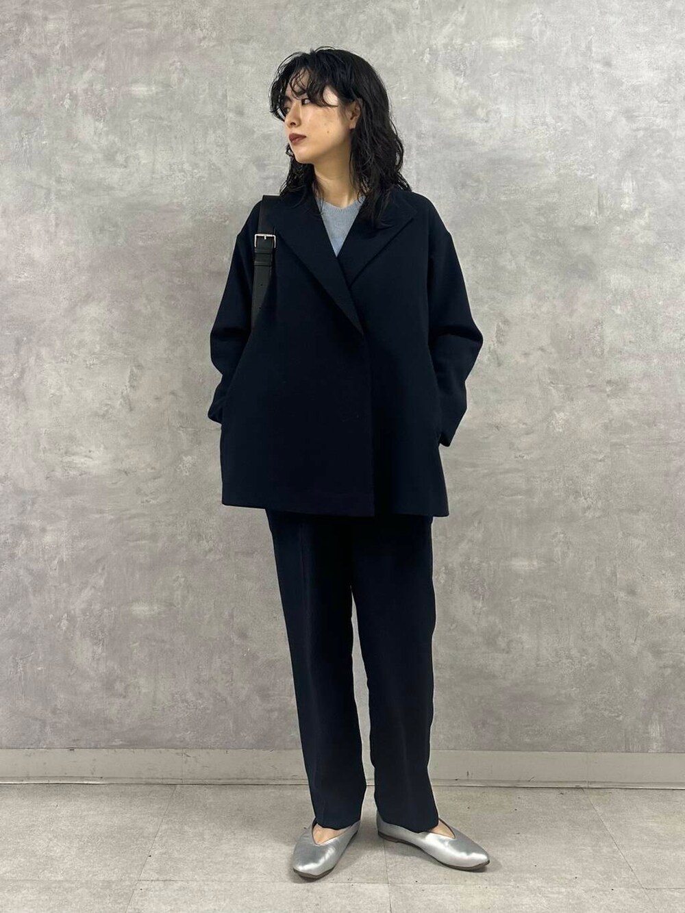 ブルー系のその他パンツ、シルバー系のパンプス、ブラック系のショルダーバッグを着用したレディースの冬コーディネートの2枚目の写真