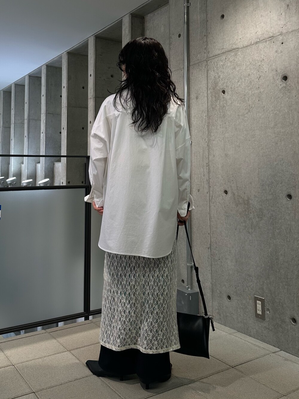 ホワイト系のワンピース、ブラック系のその他パンツ、ブラウン系のベストを着用したレディースの夏コーディネートの5枚目の写真