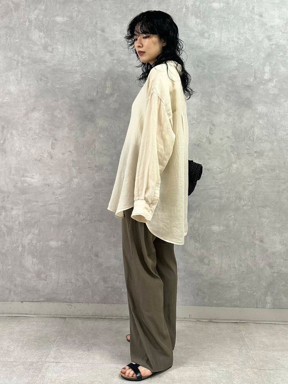 ブラック系のトートバッグ、ベージュ系のシャツ/ブラウス、ブラウン系のその他パンツを着用したレディースの夏コーディネートの3枚目の写真