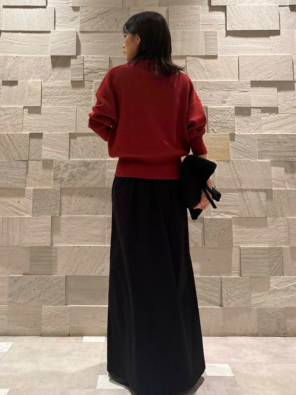 ブラック系のパンプス、ブラック系のトートバッグ、レッド系のニット/セーターを着用したレディースの秋コーディネートの4枚目の写真