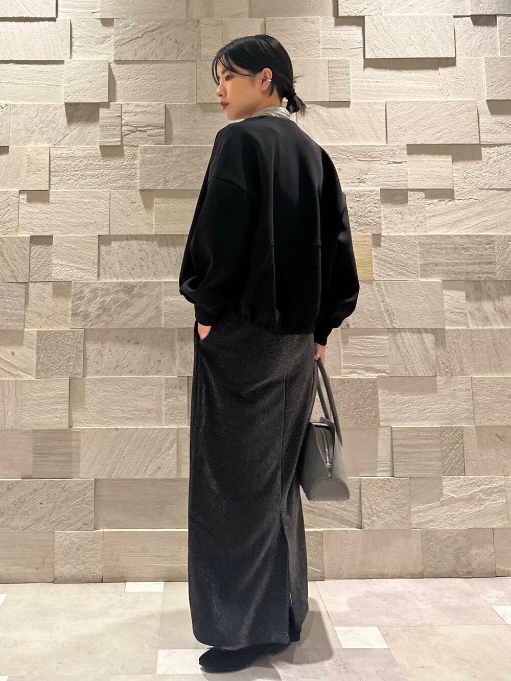 ブルー系のハンドバッグ、グレー系のTシャツ/カットソー、ブラック系のカーディガン/ボレロを着用したレディースの秋コーディネートの3枚目の写真