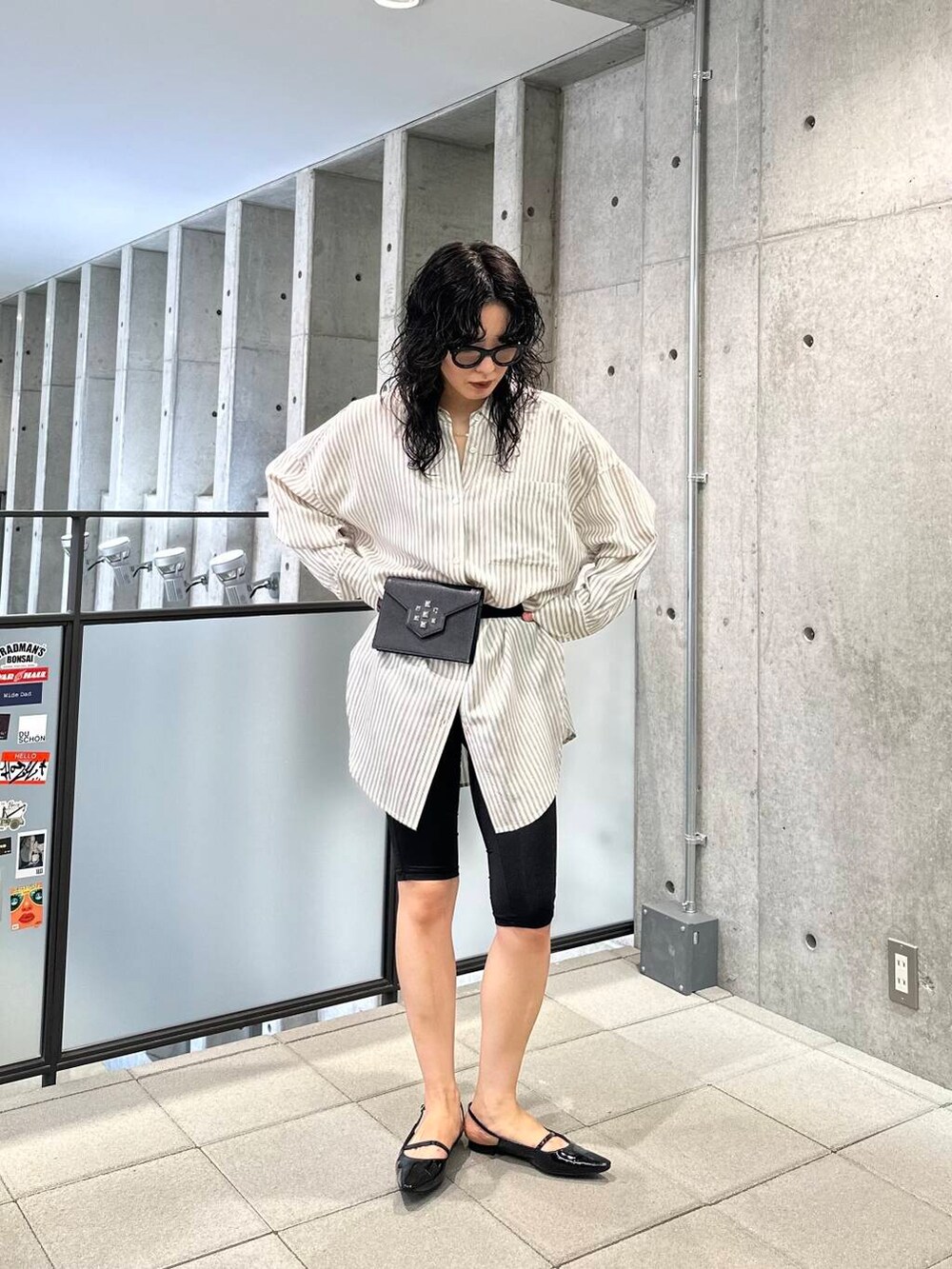 ブラック系のシャツ/ブラウス、ブラック系の水着を着用したレディースの夏コーディネートの3枚目の写真