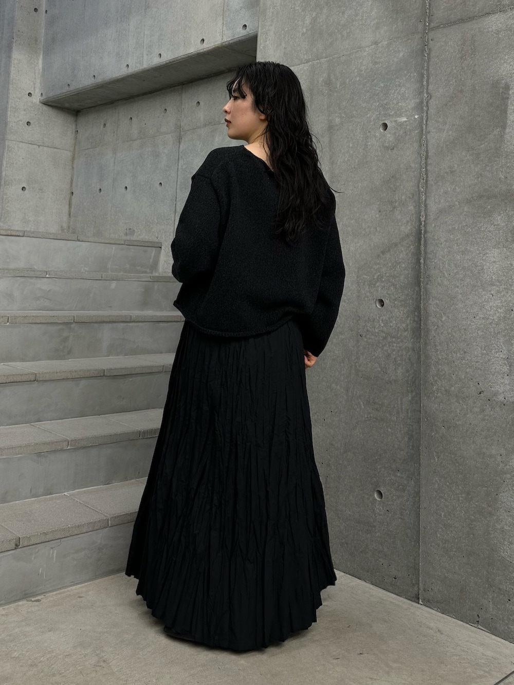 ブラック系のニット/セーター、ブラック系のスカート、ブラック系のバレエシューズを着用したレディースの冬コーディネートの4枚目の写真