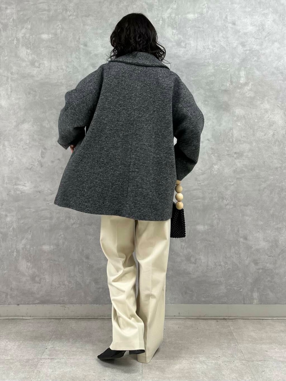 ホワイト系のTシャツ/カットソー、グレー系のその他アウター、ホワイト系のその他パンツを着用したレディースの冬コーディネートの6枚目の写真