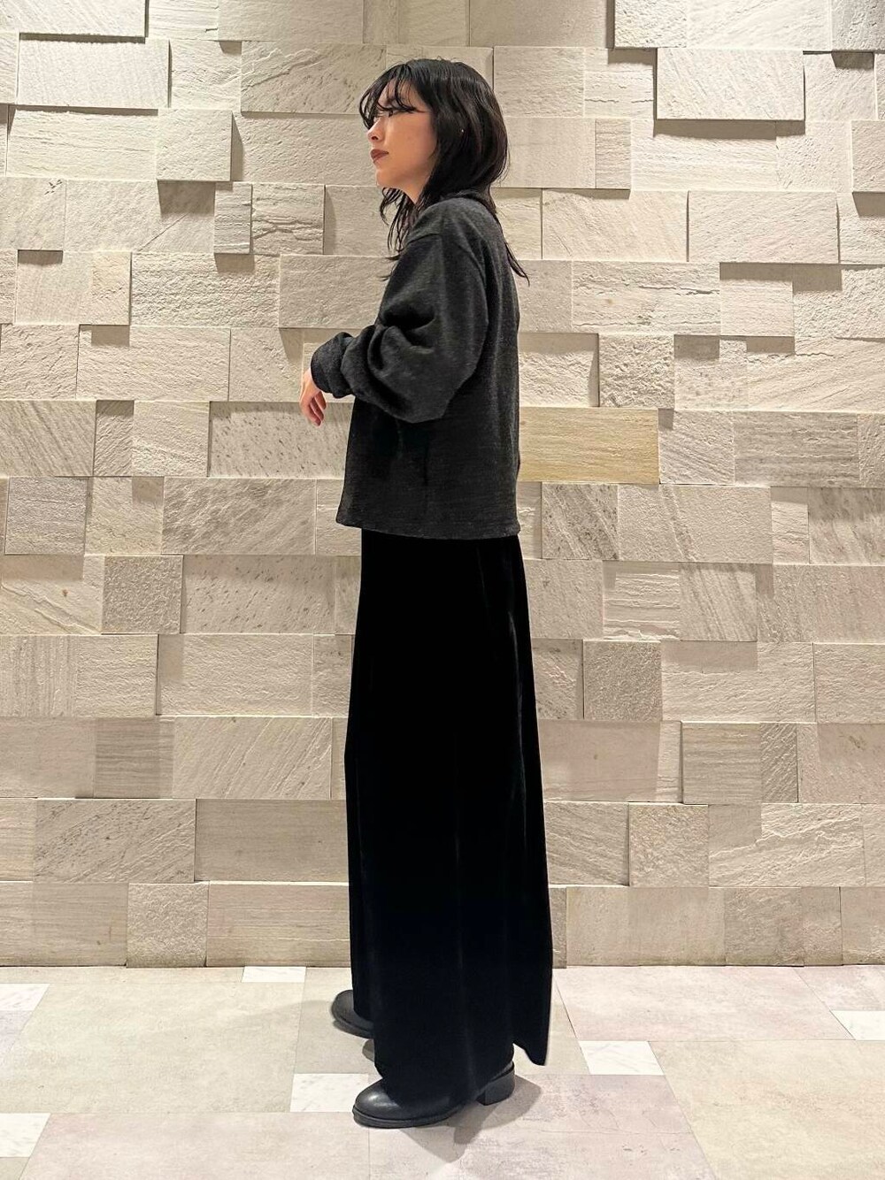 ブラック系のその他アウター、ブラック系のスカート、グレー系のカーディガン/ボレロを着用したレディースの冬コーディネートの5枚目の写真