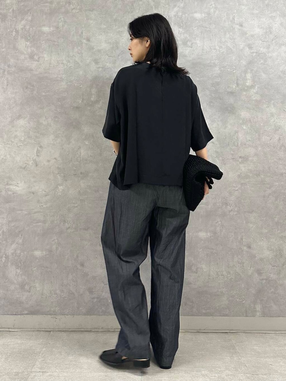 ブラック系のサンダル、ブラック系のトートバッグ、ブラック系のTシャツ/カットソーを着用したレディースの夏コーディネートの3枚目の写真