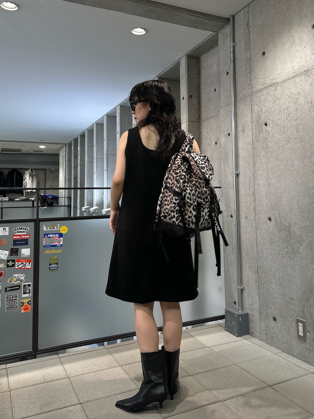 その他のバックパック/リュック、イエロー系のカバーオール、ブラック系のワンピースを着用したレディースの夏コーディネートの5枚目の写真