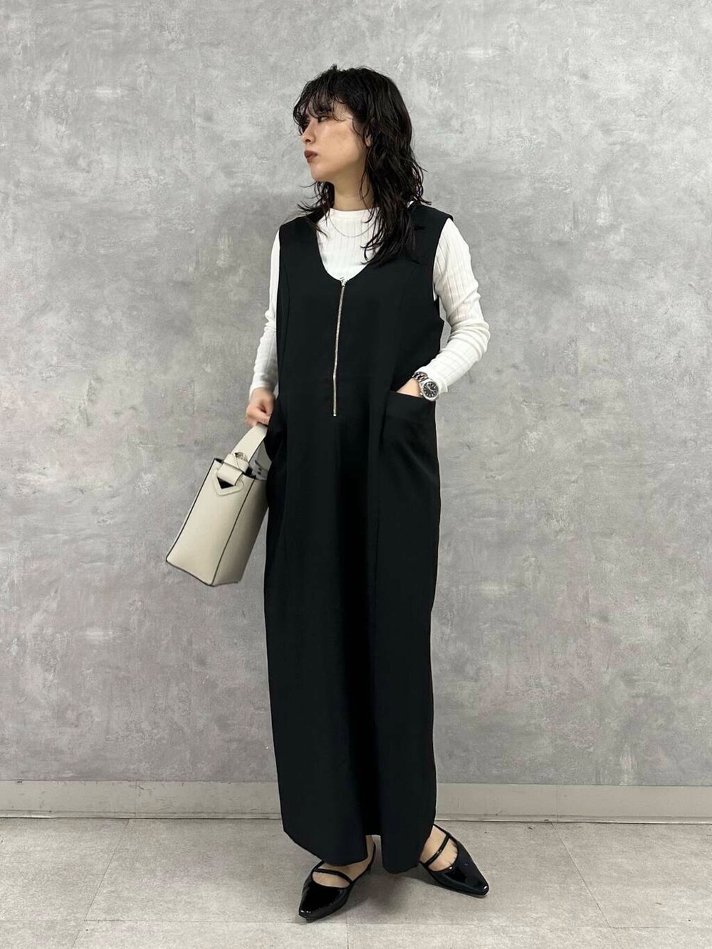 ブラック系のワンピース、ホワイト系のノーカラージャケット、ホワイト系のTシャツ/カットソーを着用したレディースの春コーディネートの3枚目の写真