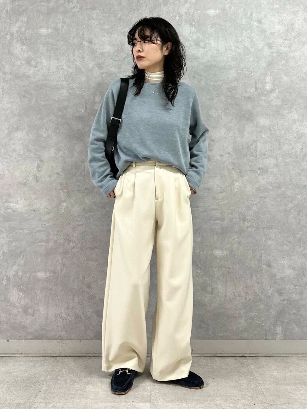 ホワイト系のTシャツ/カットソー、グレー系のその他アウター、ホワイト系のその他パンツを着用したレディースの冬コーディネートの4枚目の写真