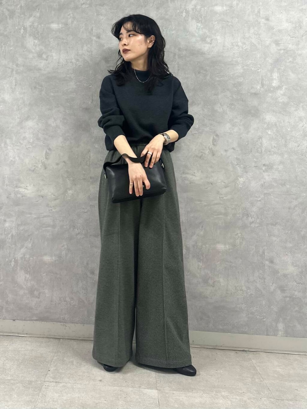 ブラック系のブーツ、グレー系のニット/セーター、グレー系のその他パンツを着用したレディースの冬コーディネートの2枚目の写真