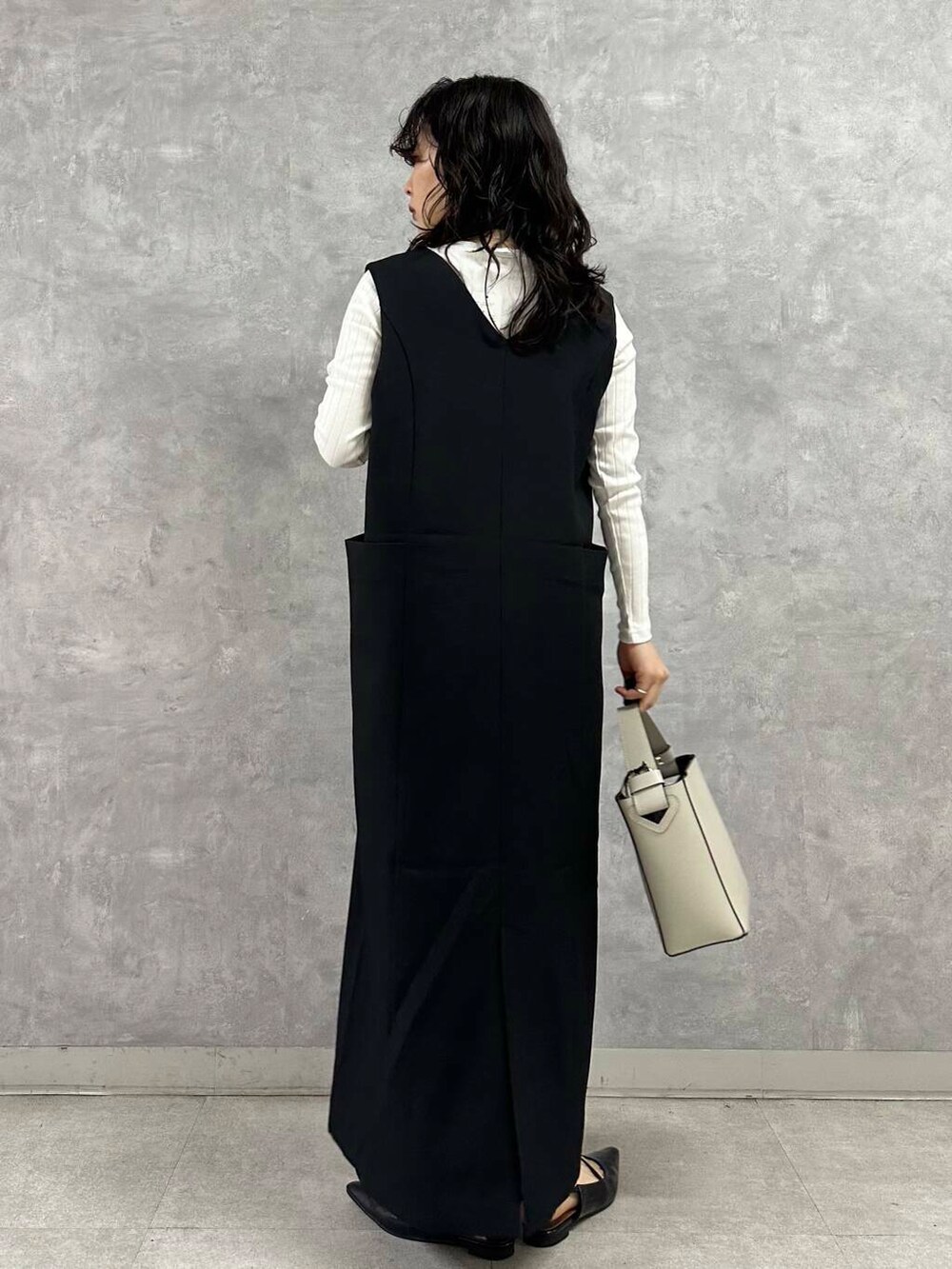 ブラック系のワンピース、ホワイト系のノーカラージャケット、ホワイト系のTシャツ/カットソーを着用したレディースの春コーディネートの5枚目の写真