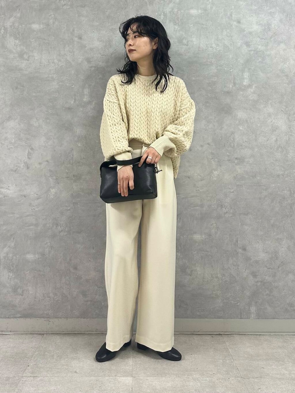 ベージュ系のその他アウター、ホワイト系のその他パンツ、ベージュ系のニット/セーターを着用したレディースの冬コーディネートの6枚目の写真