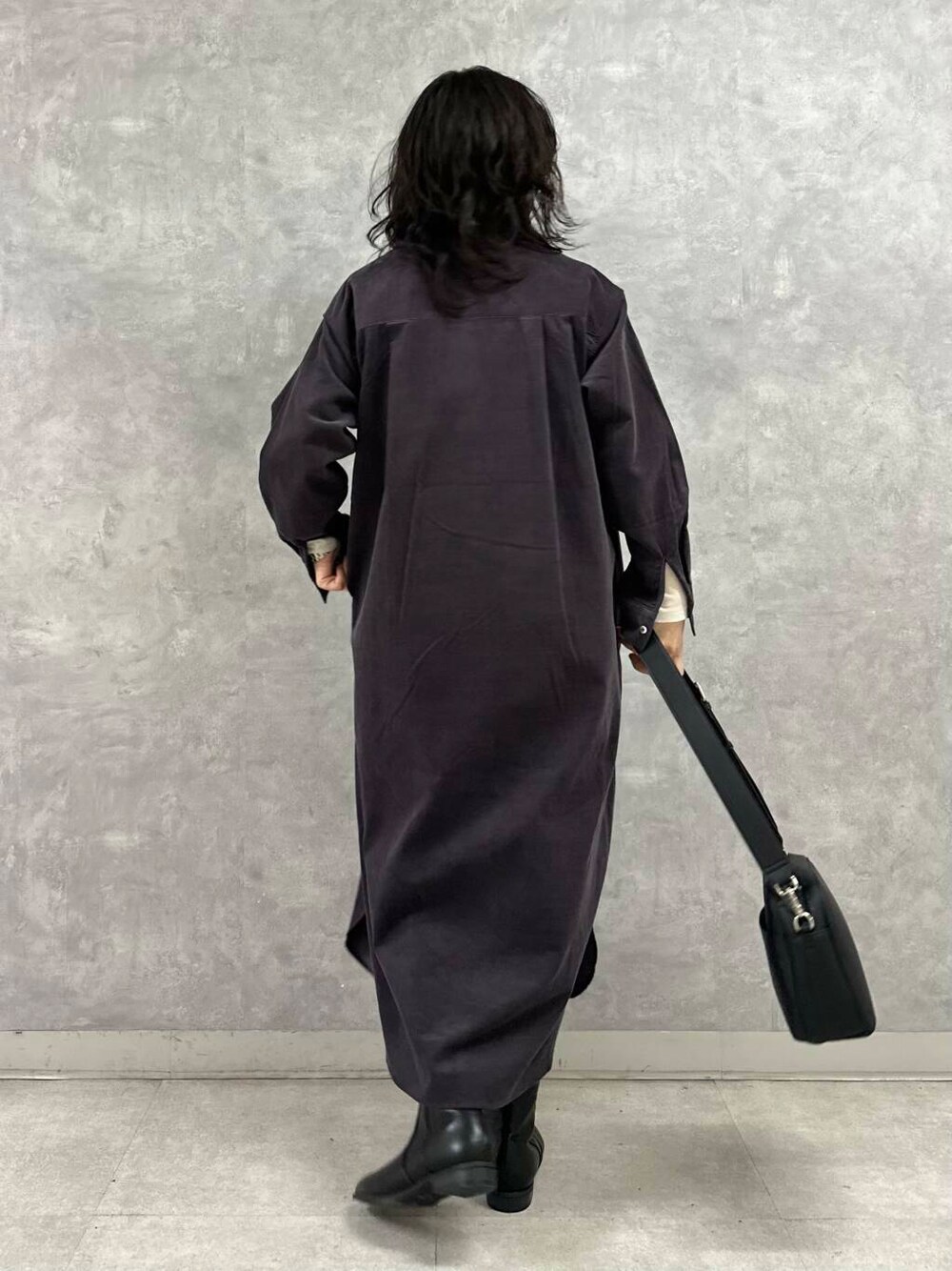 ホワイト系のTシャツ/カットソー、ブラック系のその他アウター、グレー系のワンピースを着用したレディースの冬コーディネートの5枚目の写真