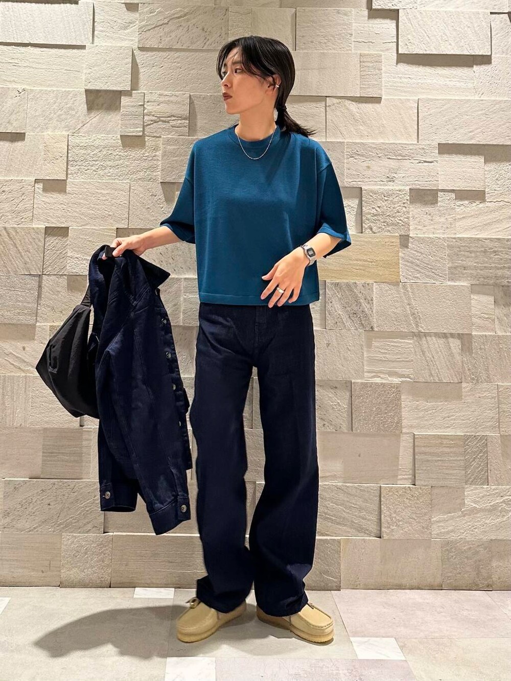 ホワイト系のTシャツ/カットソー、ブルー系のニット/セーター、ベージュ系のブーツを着用したレディースの夏コーディネートの5枚目の写真