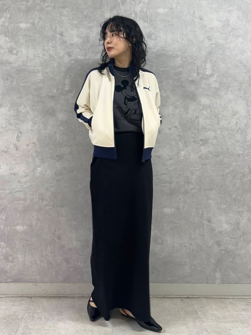 ブラック系のTシャツ/カットソー、ブラック系のスカート、ホワイト系のその他アウターを着用したレディースの春コーディネートの3枚目の写真