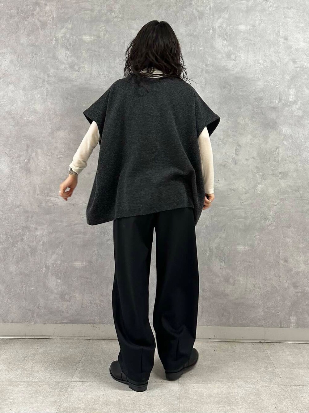 ホワイト系のTシャツ/カットソー、ブラック系のその他パンツ、ブラック系のその他アウターを着用したレディースの冬コーディネートの2枚目の写真