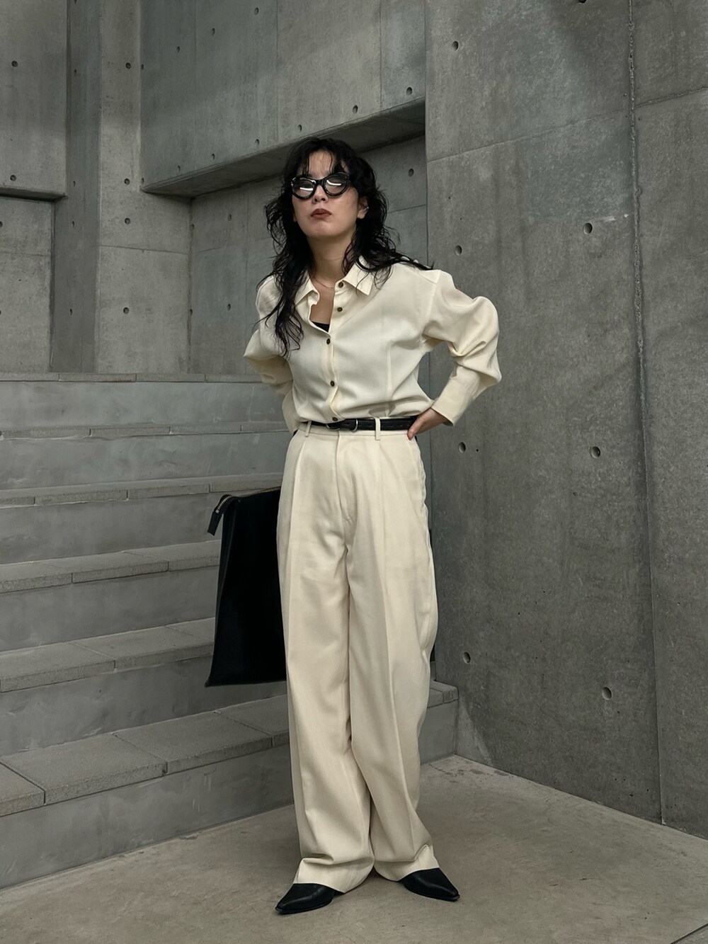 ホワイト系のシャツ/ブラウス、ホワイト系のその他パンツ、ブラック系のトートバッグを着用したレディースの秋コーディネートの2枚目の写真