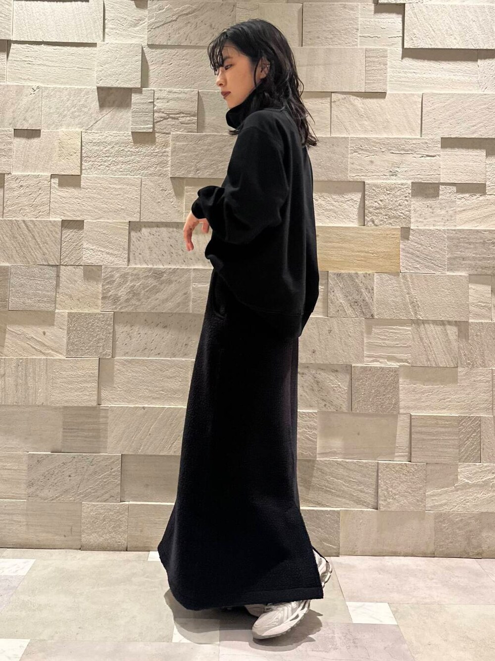 グリーン系のダウンジャケット/コート、ブラック系のスウェット、シルバー系のショルダーバッグを着用したレディースの秋コーディネートの6枚目の写真