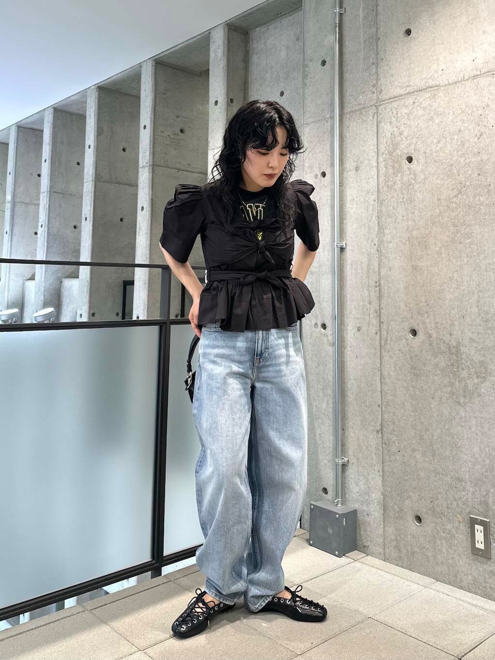 ブラック系のTシャツ/カットソー、ブラック系のバレエシューズ、ブラック系のシャツ/ブラウスを着用したレディースの夏コーディネートの2枚目の写真