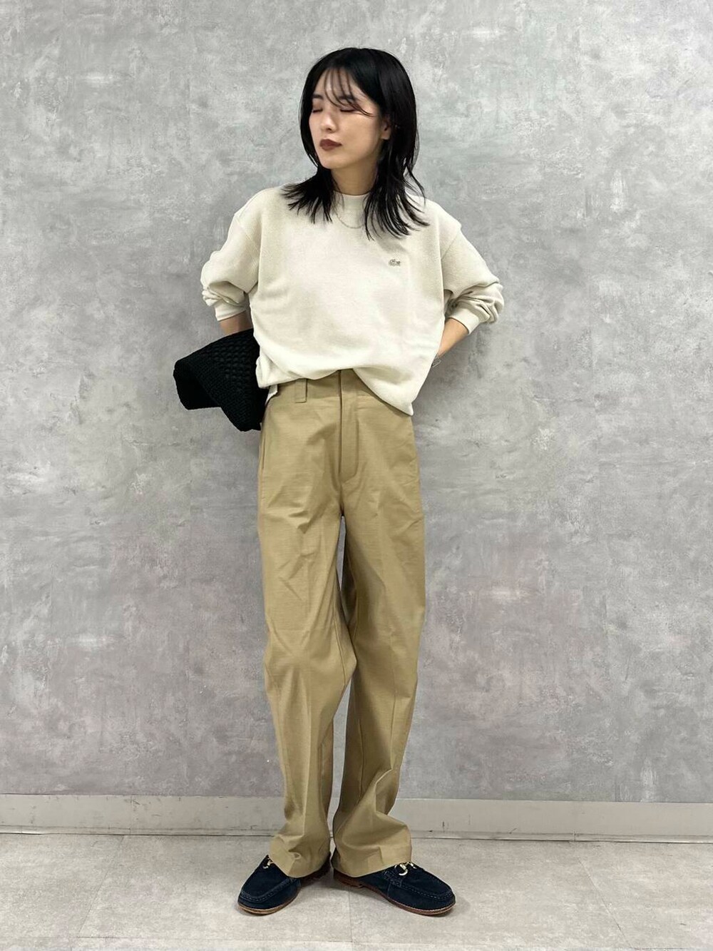 ブラック系のトートバッグ、ベージュ系のその他パンツ、ホワイト系のTシャツ/カットソーを着用したレディースの秋コーディネートの2枚目の写真