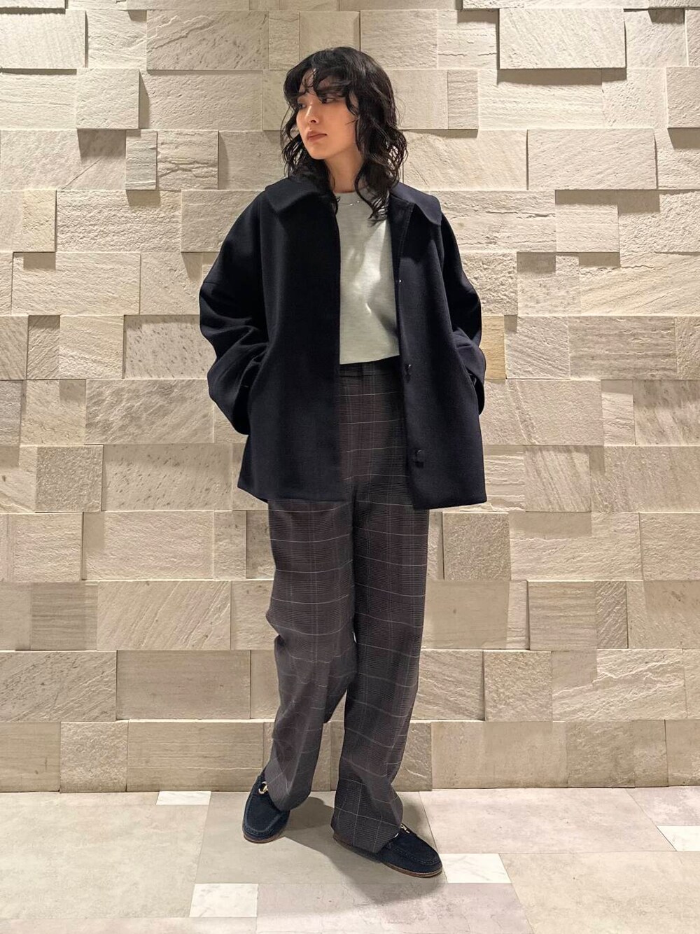 ブルー系のその他アウター、グリーン系のTシャツ/カットソー、グレー系のその他パンツを着用したレディースの冬コーディネートの2枚目の写真