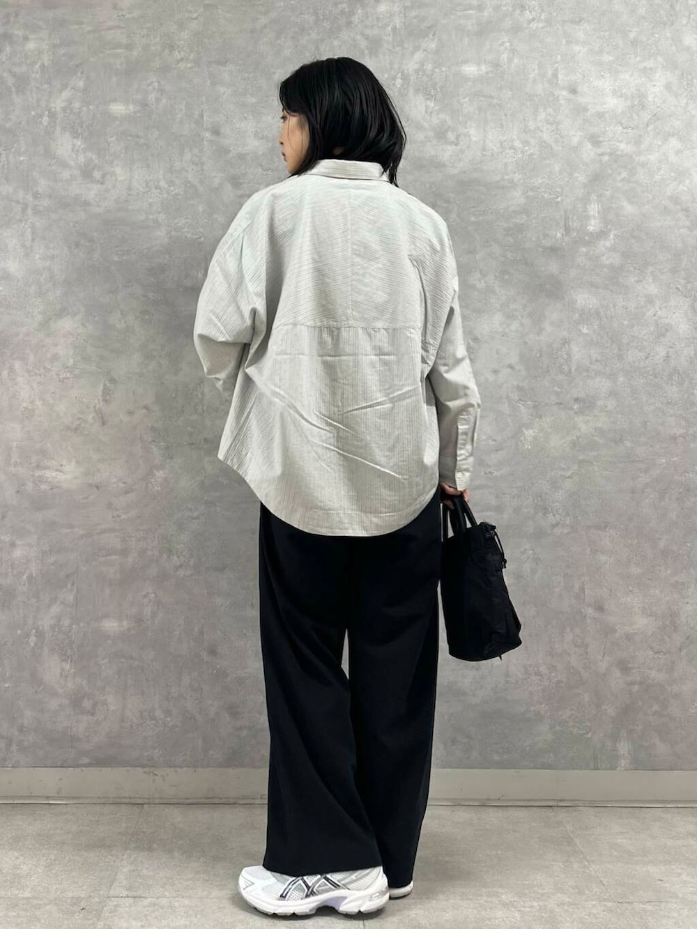 ブラック系のショルダーバッグ、グレー系のニット/セーター、ブラック系のその他パンツを着用したレディースの秋コーディネートの3枚目の写真