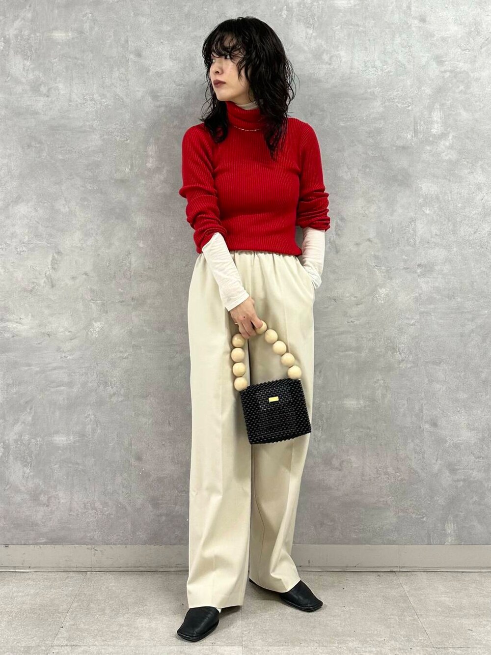 ホワイト系のTシャツ/カットソー、グレー系のその他アウター、ホワイト系のその他パンツを着用したレディースの冬コーディネートの2枚目の写真