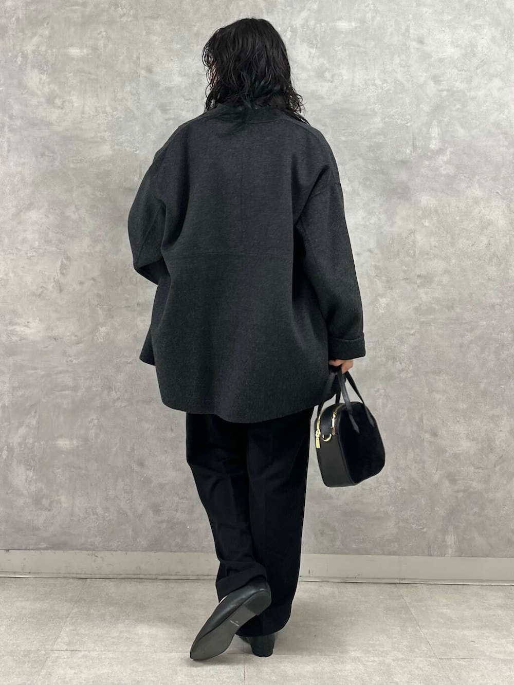 グレー系のその他アウター、ブラック系のニット/セーター、ブラック系のショルダーバッグを着用したレディースの冬コーディネートの4枚目の写真