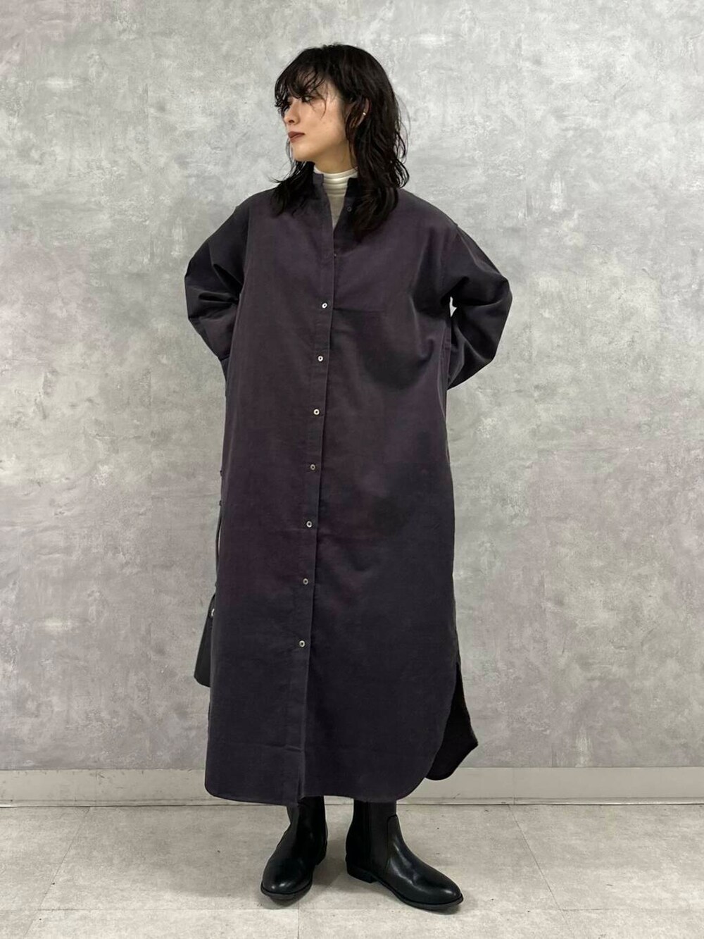 ホワイト系のTシャツ/カットソー、ブラック系のその他アウター、グレー系のワンピースを着用したレディースの冬コーディネートの4枚目の写真