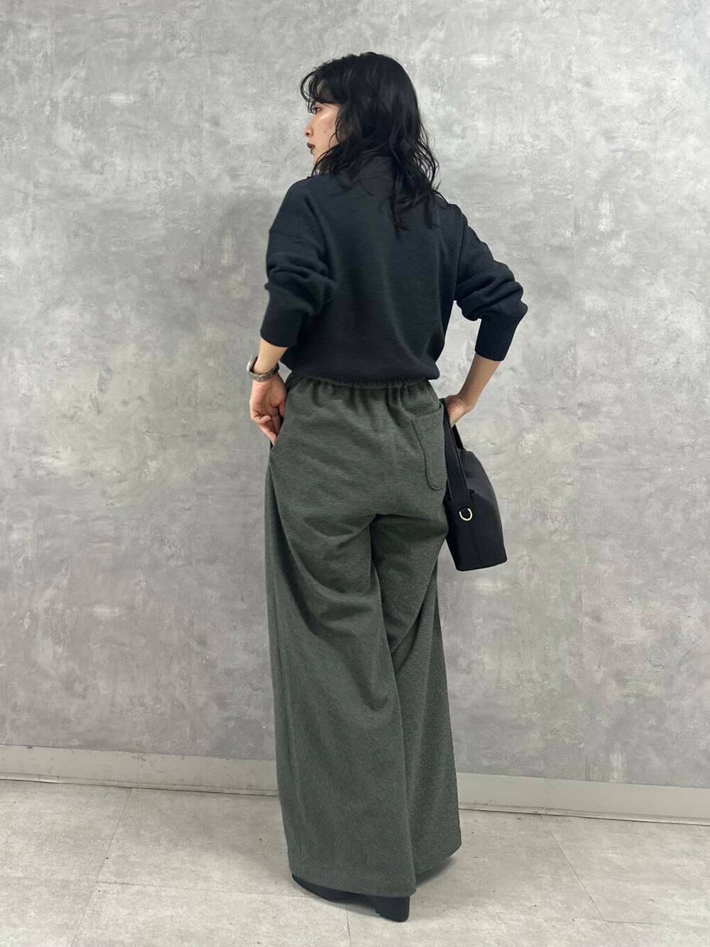 ブラック系のブーツ、グレー系のニット/セーター、グレー系のその他パンツを着用したレディースの冬コーディネートの4枚目の写真