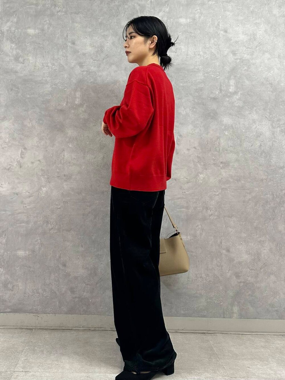 ベージュ系のショルダーバッグ、レッド系のニット/セーター、ブラック系のパンプスを着用したレディースの秋コーディネートの4枚目の写真