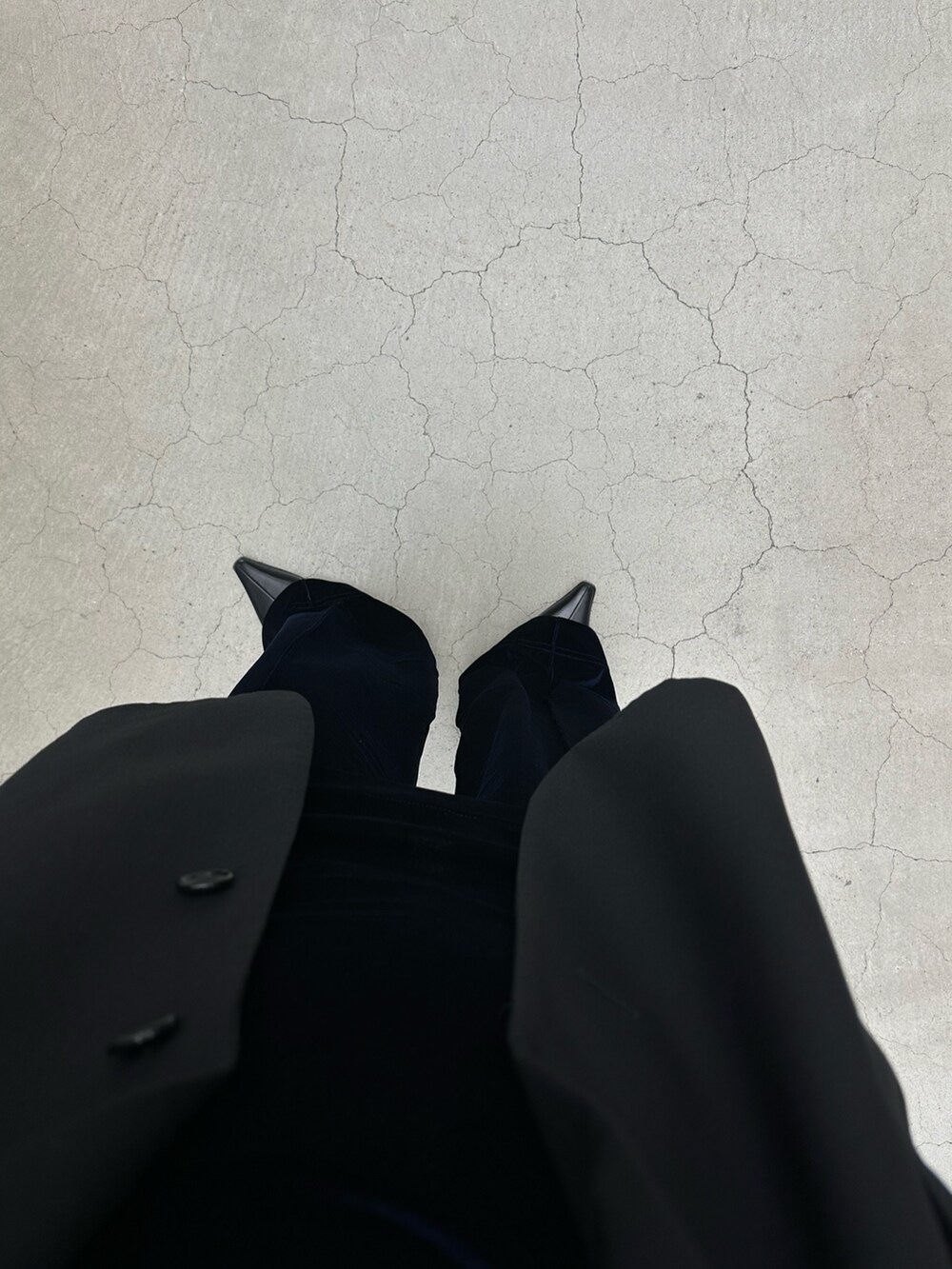 ブルー系のワンピース、グレー系のその他パンツ、ブラック系のブーツを着用したレディースの秋コーディネートの6枚目の写真