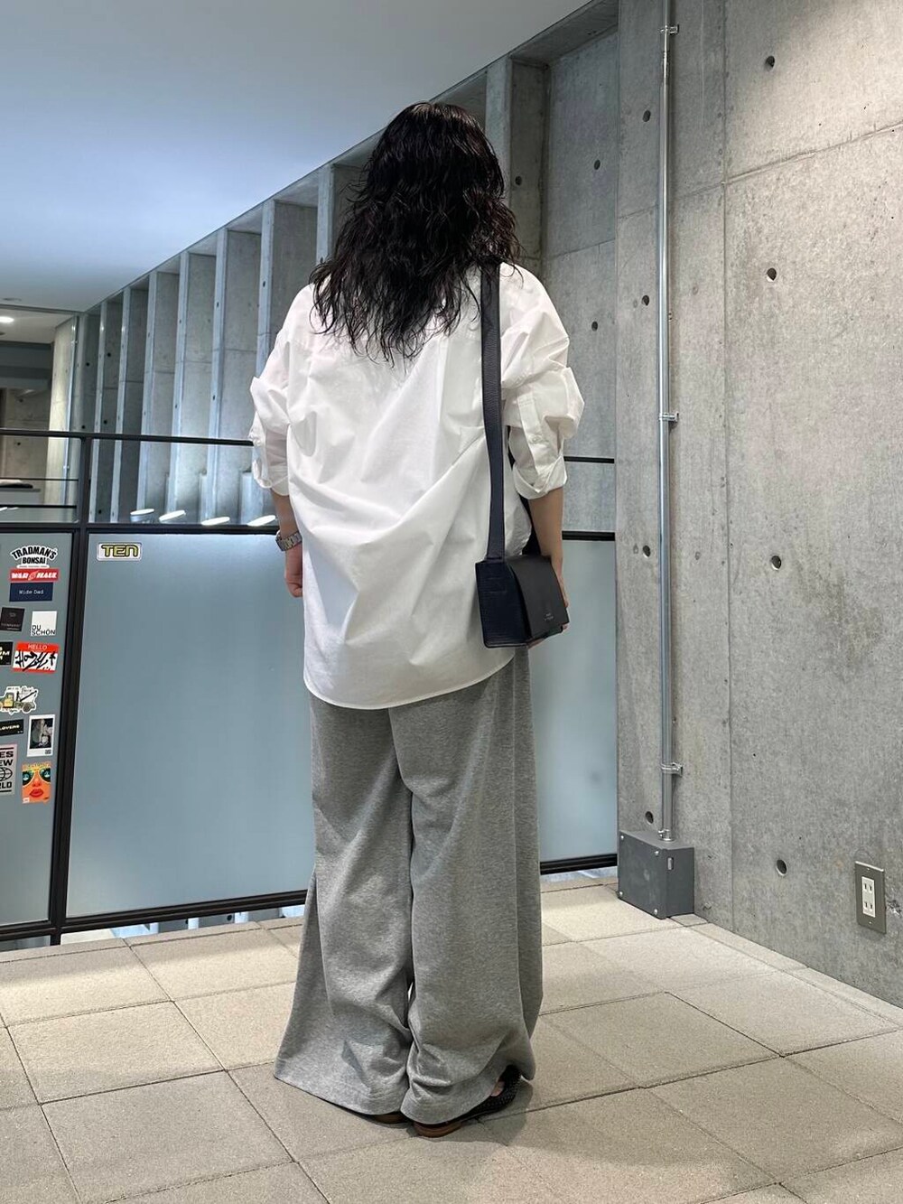 グレー系のその他パンツを着用したレディースの夏コーディネートの4枚目の写真