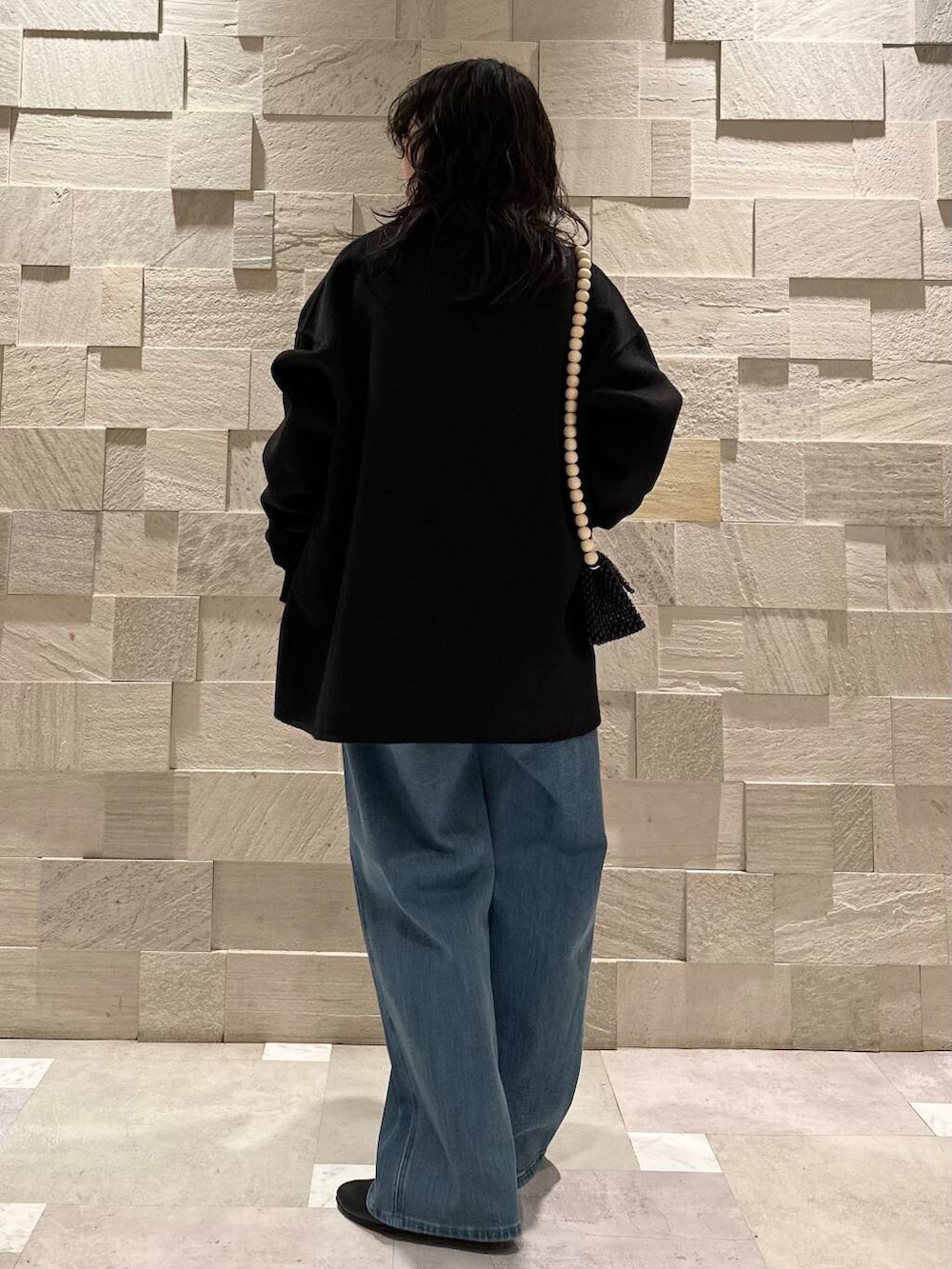 ブラック系のその他アウター、ブラック系のパンプス、ブラック系のニット/セーターを着用したレディースの冬コーディネートの4枚目の写真