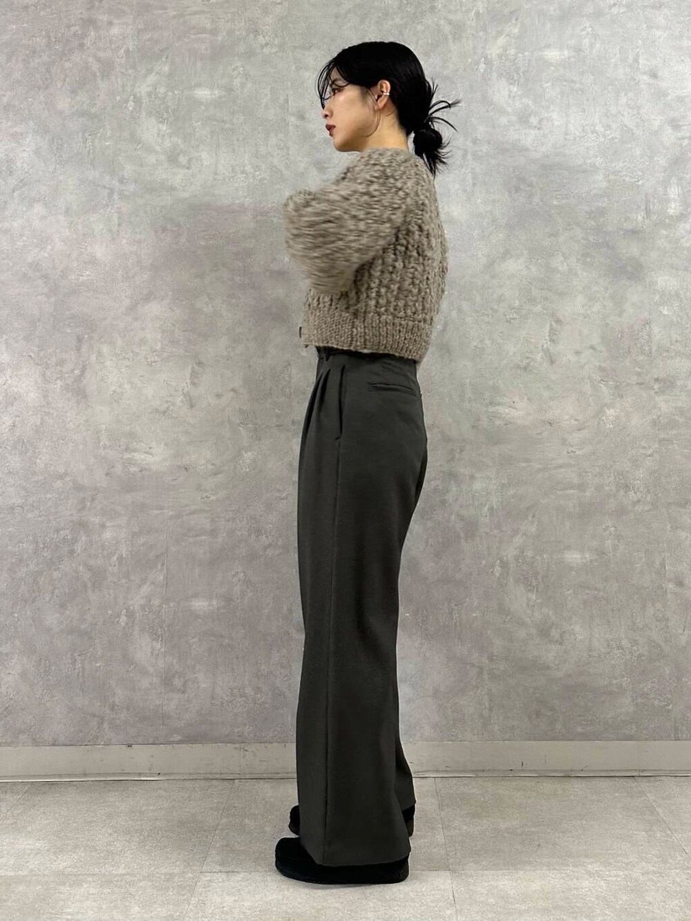 ブラック系のブーツ、ブラウン系のカーディガン/ボレロ、グレー系のその他パンツを着用したレディースの秋コーディネートの3枚目の写真