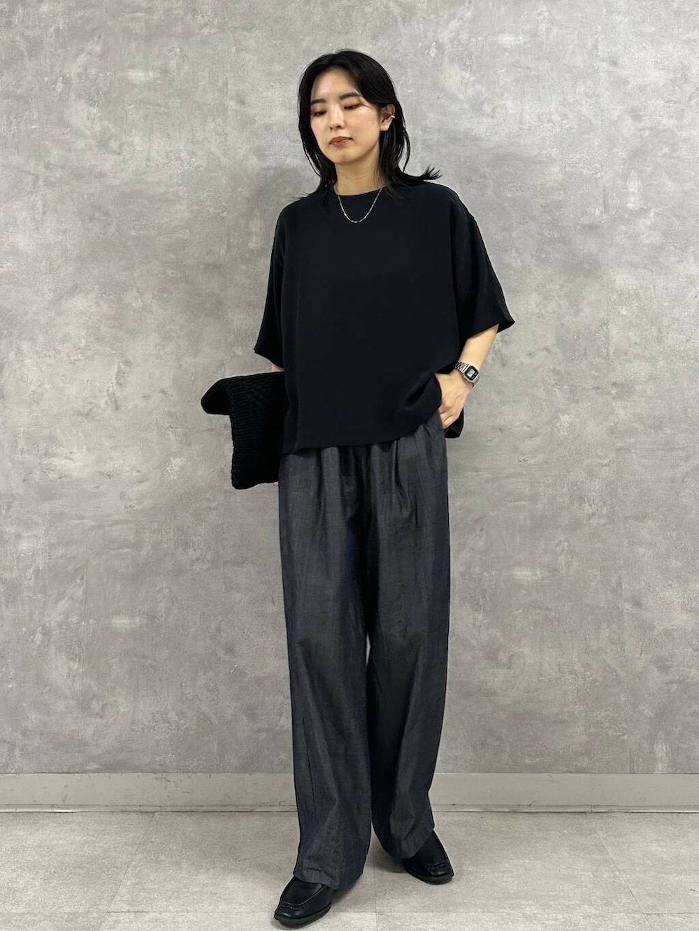 ブラック系のサンダル、ブラック系のトートバッグ、ブラック系のTシャツ/カットソーを着用したレディースの夏コーディネートの2枚目の写真