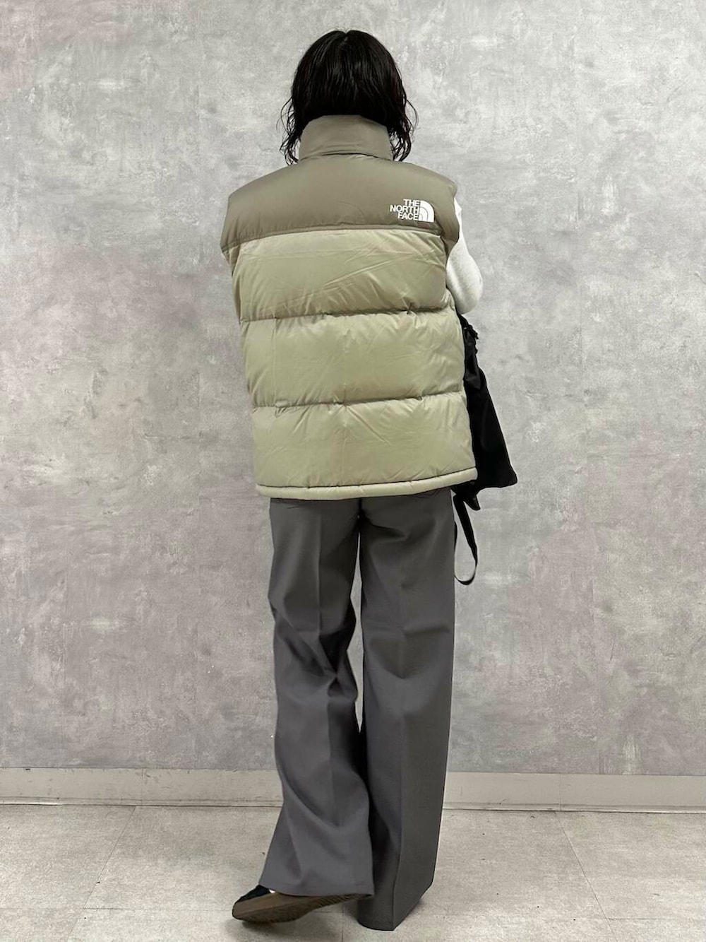 グレー系のその他パンツ、グレー系のTシャツ/カットソー、ブラック系のバックパック/リュックを着用したレディースの冬コーディネートの4枚目の写真