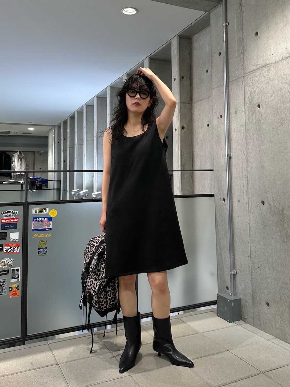 その他のバックパック/リュック、イエロー系のカバーオール、ブラック系のワンピースを着用したレディースの夏コーディネートの4枚目の写真