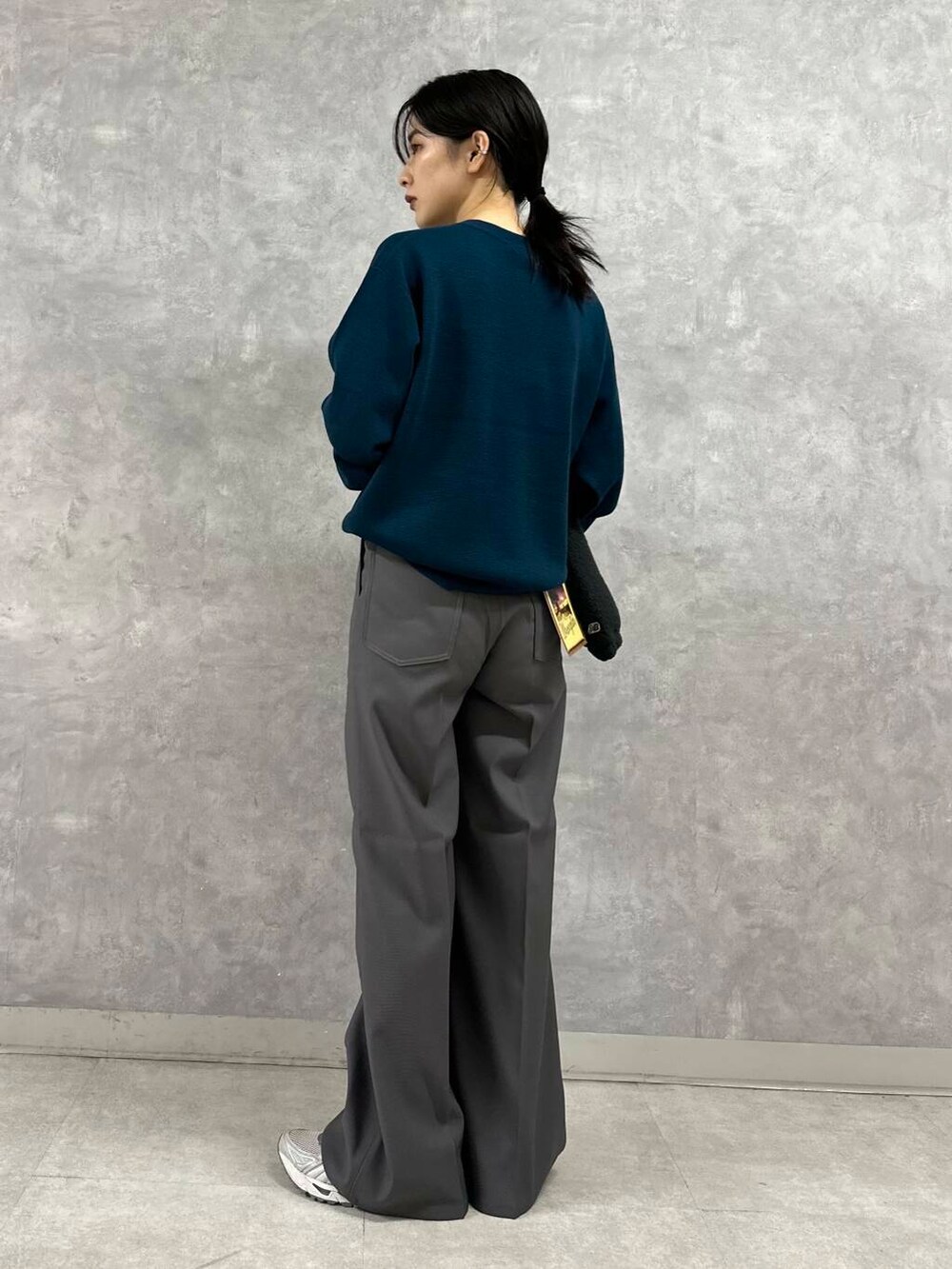 ブラック系のその他アウター、グレー系のその他パンツ、グリーン系のニット/セーターを着用したレディースの秋コーディネートの6枚目の写真