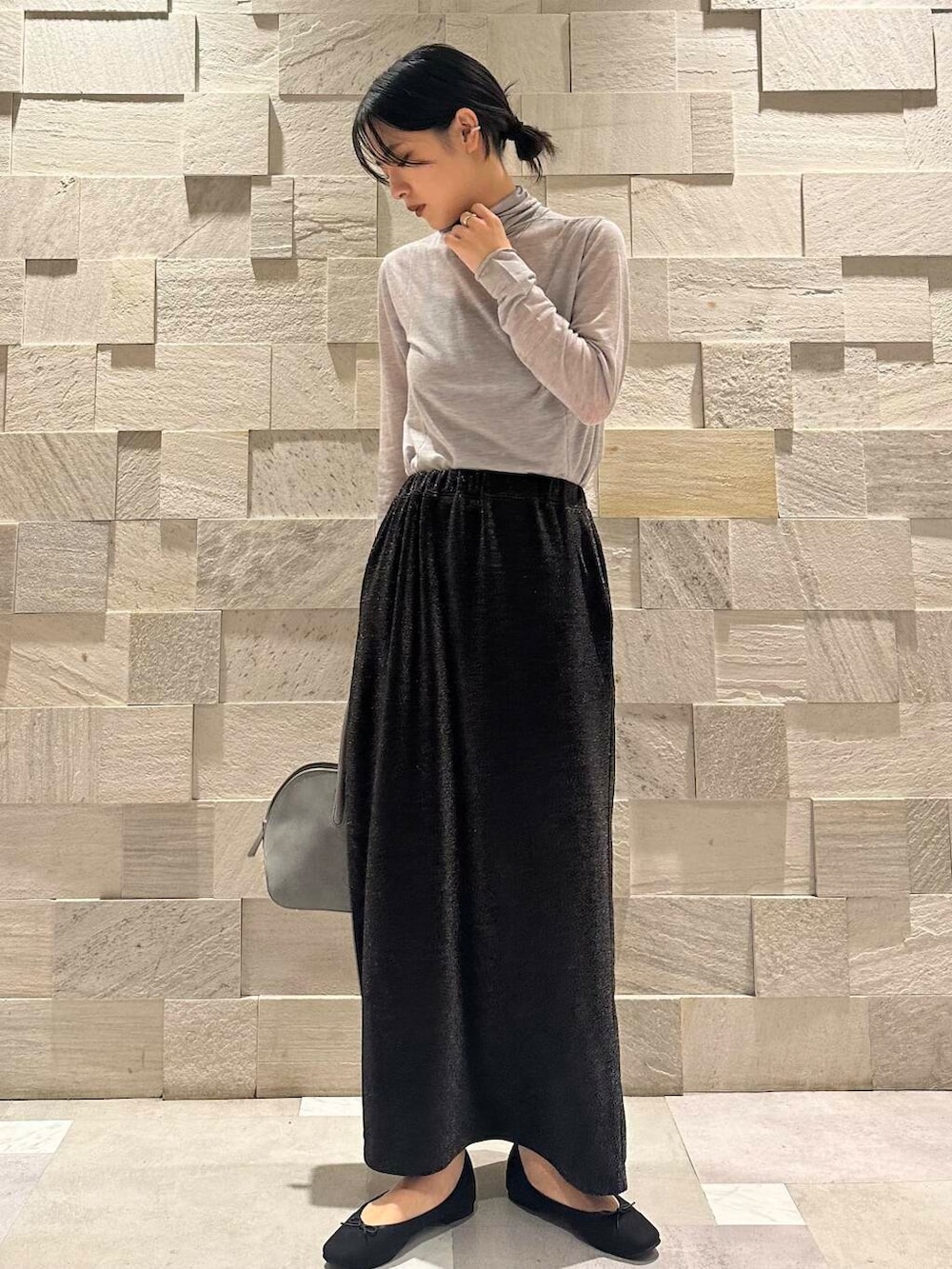 ブルー系のハンドバッグ、グレー系のTシャツ/カットソー、ブラック系のカーディガン/ボレロを着用したレディースの秋コーディネートの4枚目の写真